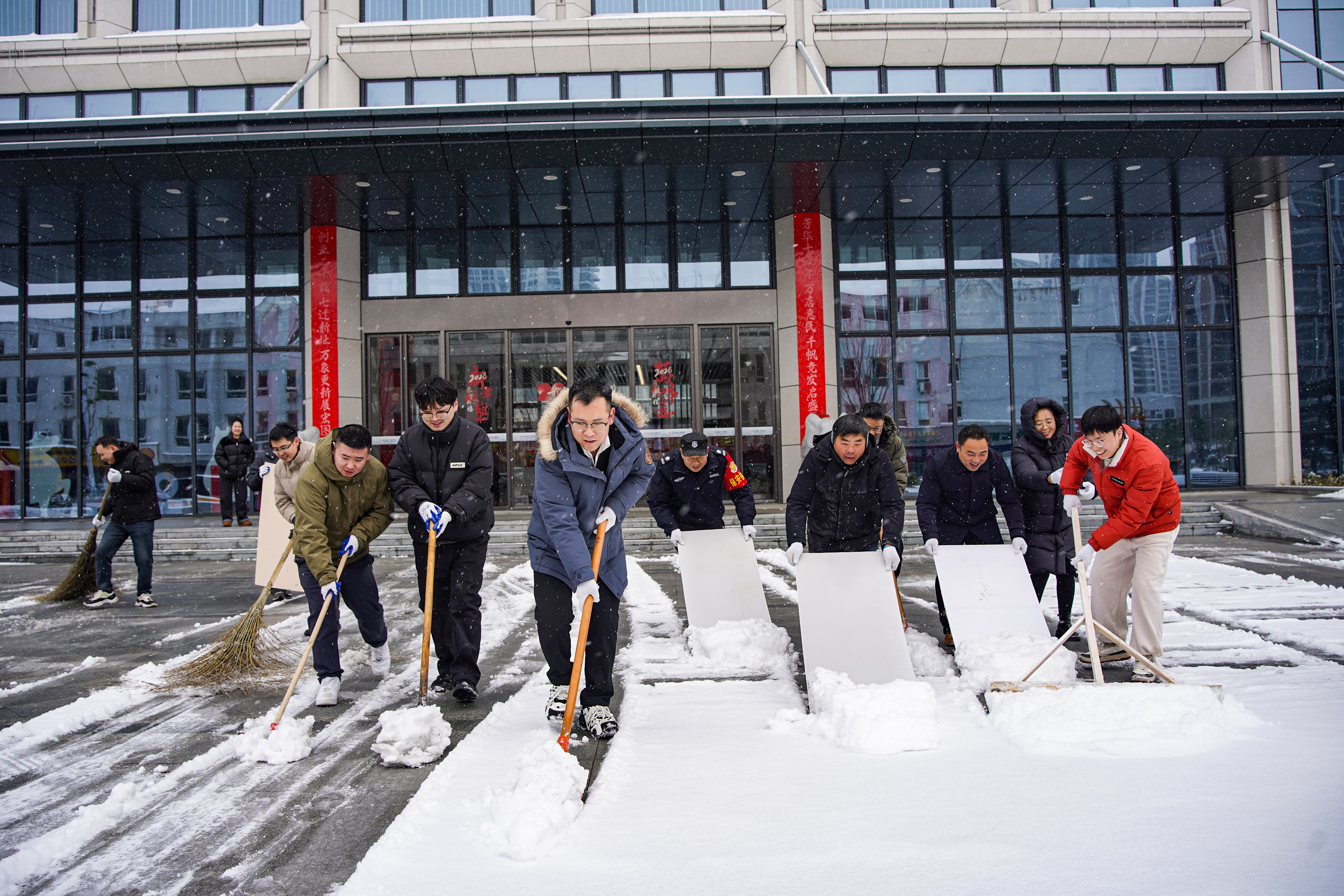 迎寒而上，行动照初心！冰球突破党员前锋发展园区除雪行动